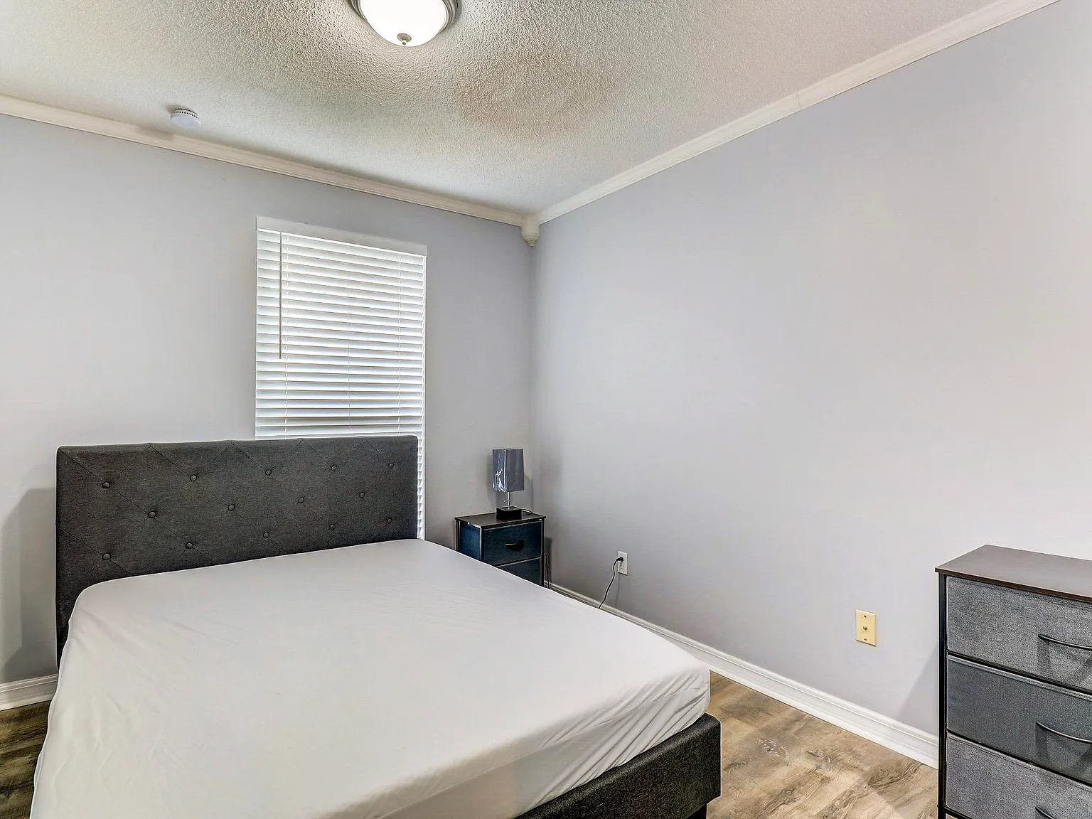 4 bed, 3.0 bath, 1965 sqft, $650 — Photo 1