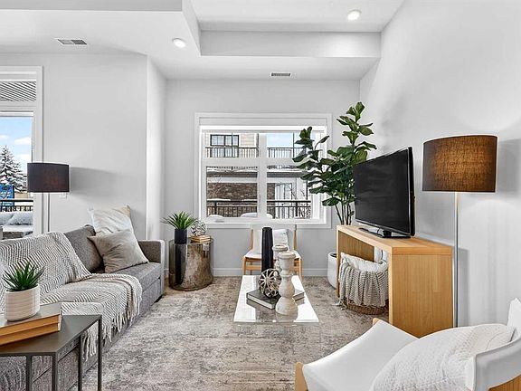 5th image of 255 W Les Jardins Park SE #101