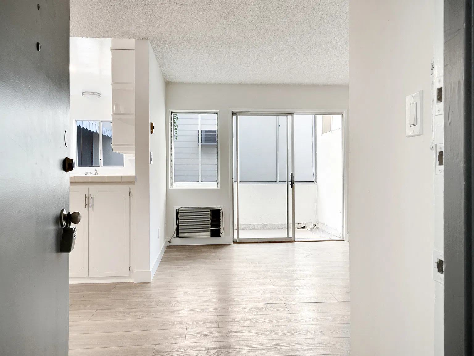 Fully Remodeled 2BR/2BA / Private Enclosed Balcony + Parking \ Prime Location / Beverlywood! — Photo 3