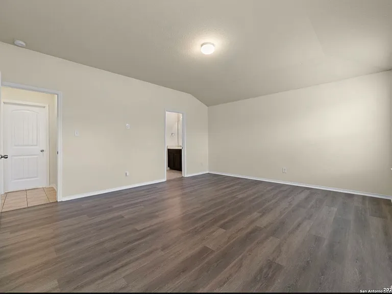 1407 Frio Eagle — Photo 18