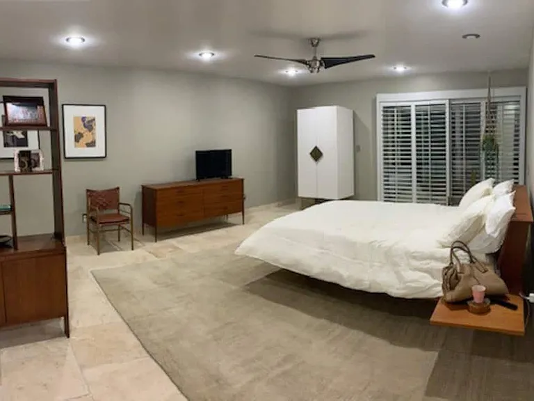 Master bedroom w/ ensuite bathroom
