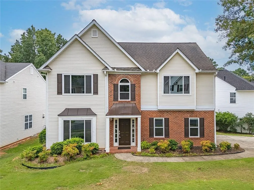 4 bed, 2.5 bath, 2570 sqft, $3,000 — Photo 1