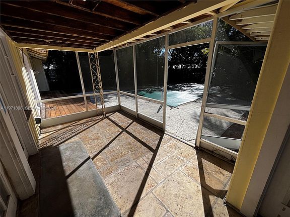 5th image of 325 SW Manor Dr