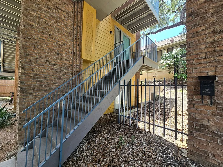 513 S Park Dr — Photo 5