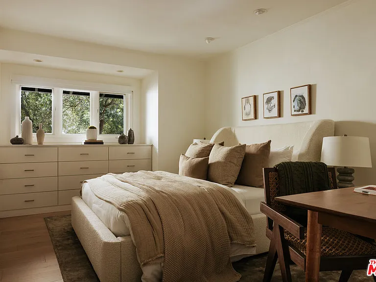 1744 N Doheny Dr — Photo 17