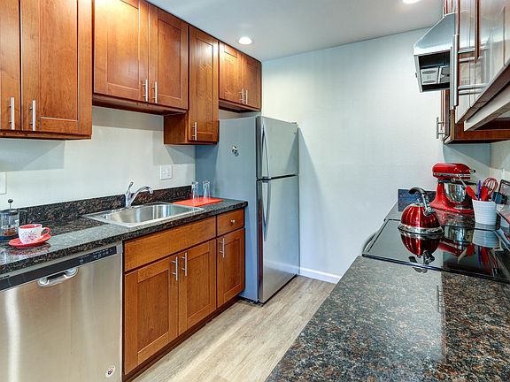 One Bedroom One bathroom - stainless steel & recessed lighting