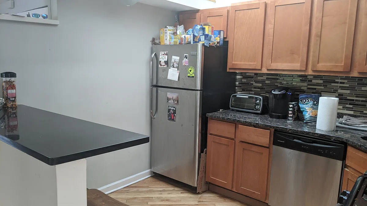 Building Photo - 2824 N Sheffield Ave #2