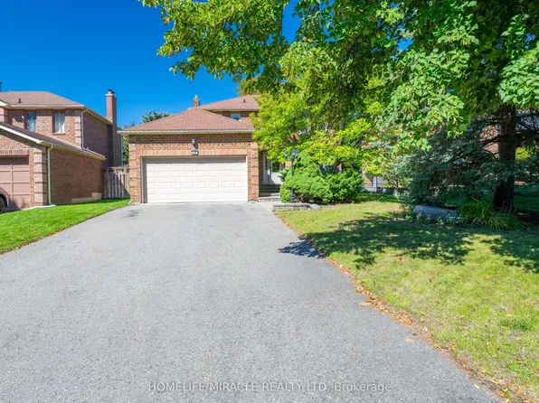 9 Iris Cres, Brampton, ON L6Z 3H8