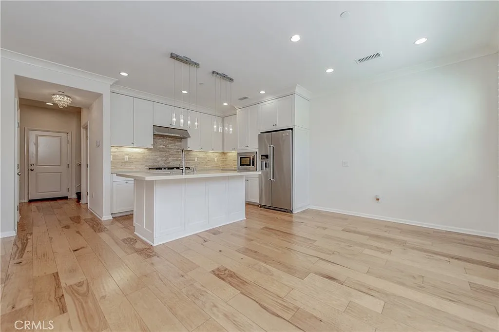 3 bed, 4.0 bath, 1809 sqft, $4,950 — Photo 2
