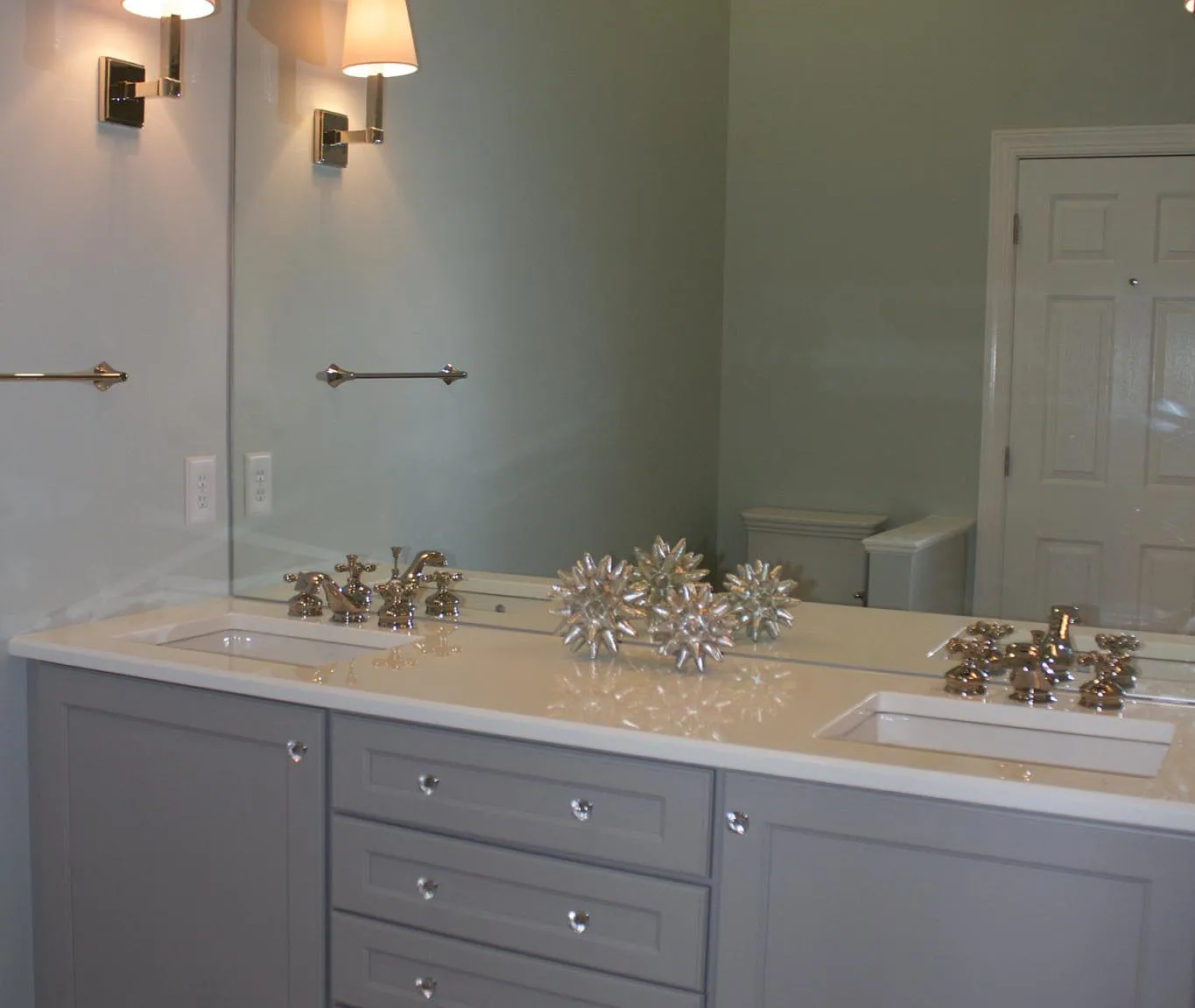 300 Glandon Dr — Photo 2