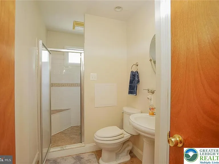 142 E Ridge St — Photo 3