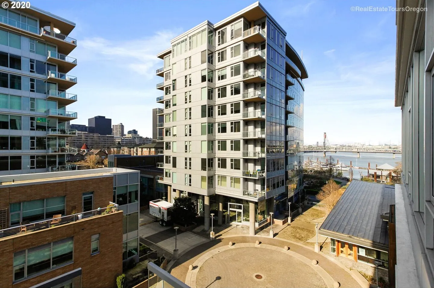 Luxurious Waterfront Condo — Photo 1