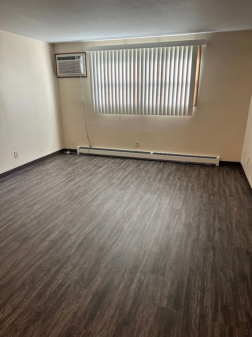 Forestview 2 Bedroom Lower Apartment — Photo 3