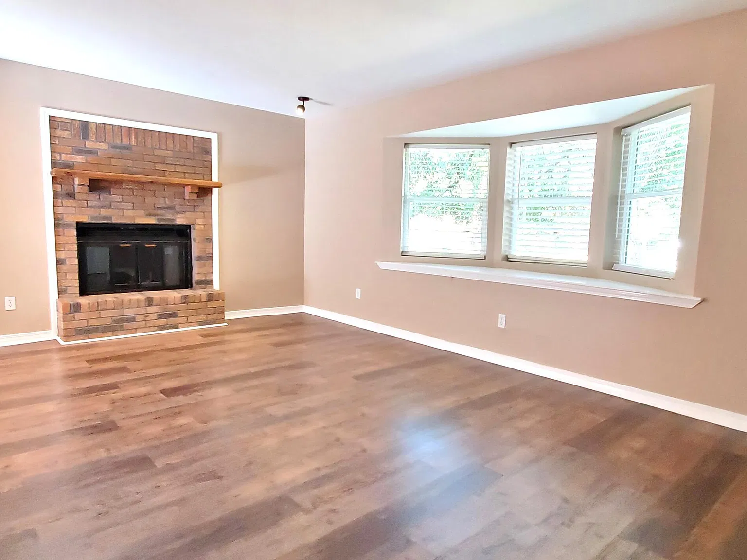 4 bed, 3.0 bath, 2466 sqft, $1,950 — Photo 4