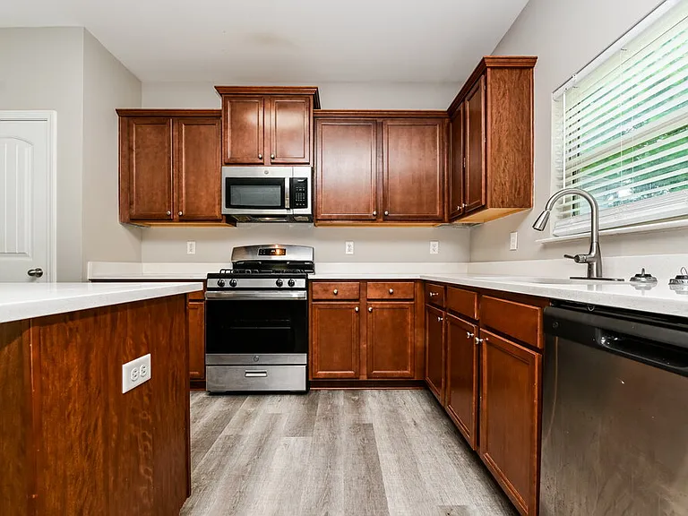 4325 Comfort Trl — Photo 9
