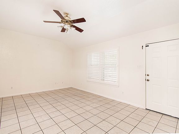 3rd image of 11 Basswood Ct