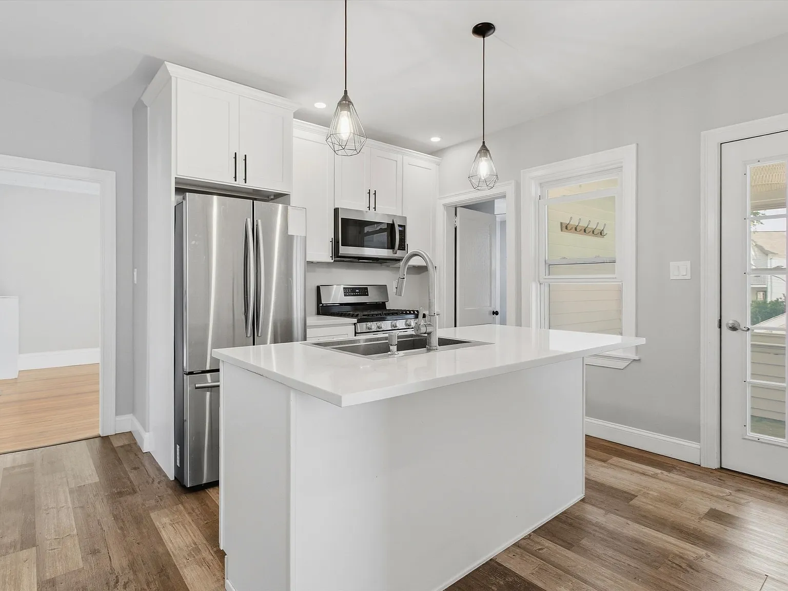 2 bed, 1.0 bath, 1200 sqft, $3,000 — Photo 2
