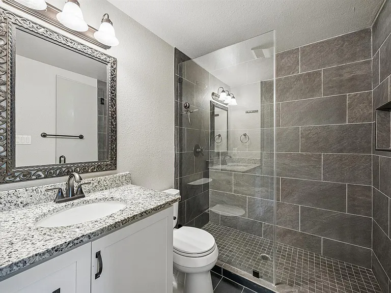 2500 Steck Ave #18 — Photo 23