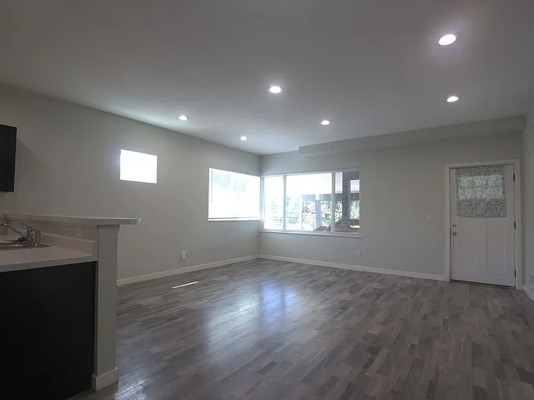1601 Kimbark St #104 — Photo 3