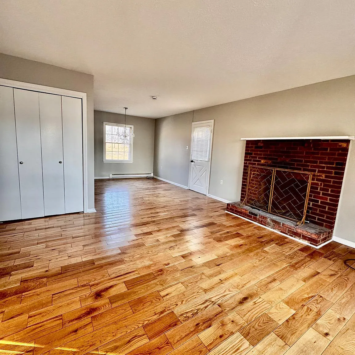 3 bed, 1.0 bath, 1021 sqft, $1,690 — Photo 2