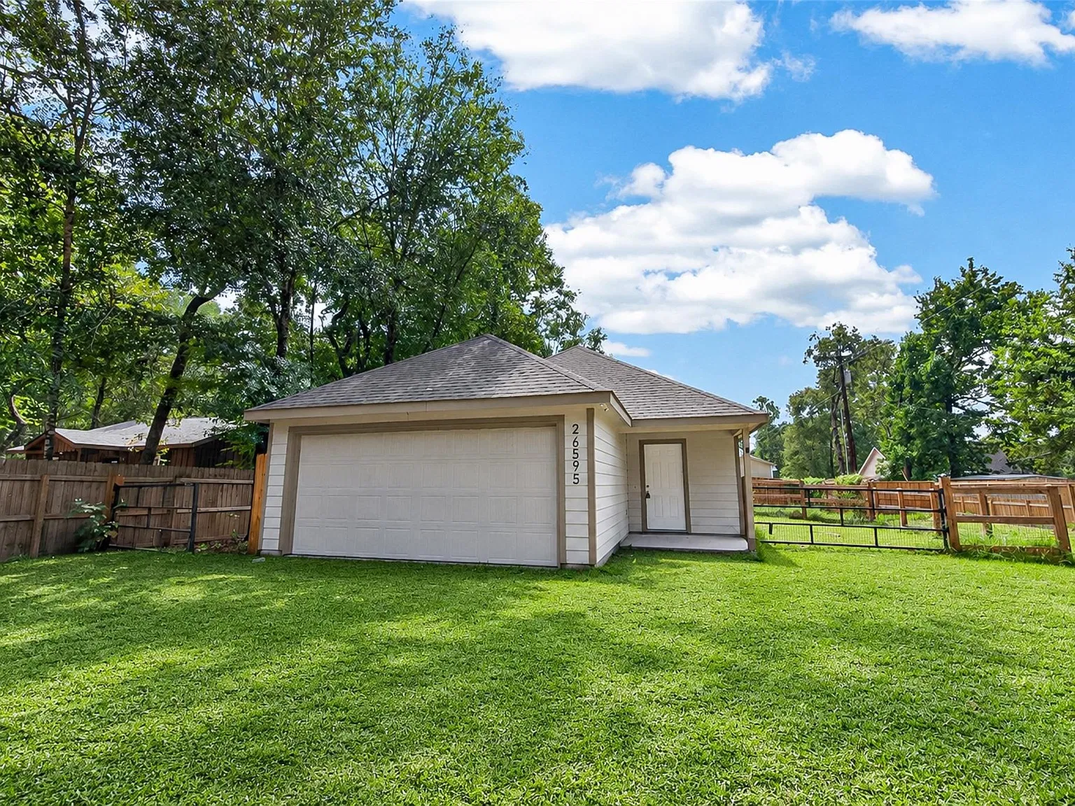 3 bed, 2.0 bath, 1477 sqft, $1,695 — Photo 3