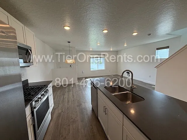 936 E Hercules Ct — Photo 3