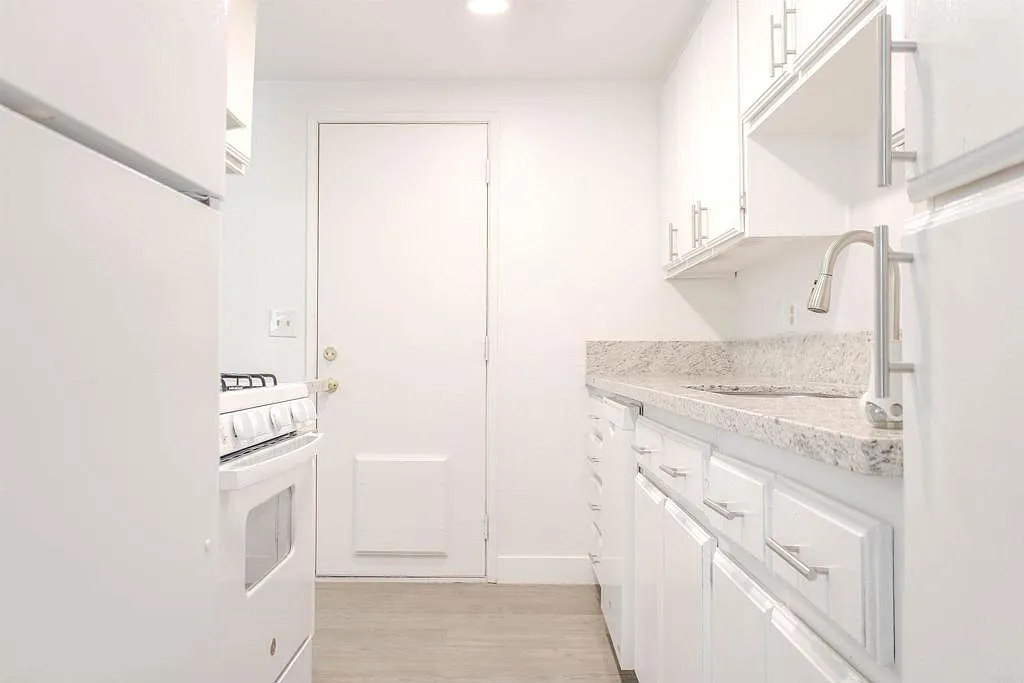 2 bed, 800 sqft, $1,600 — Photo 3