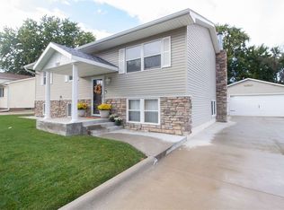 1027 Langley Rd, Waterloo, IA 50702