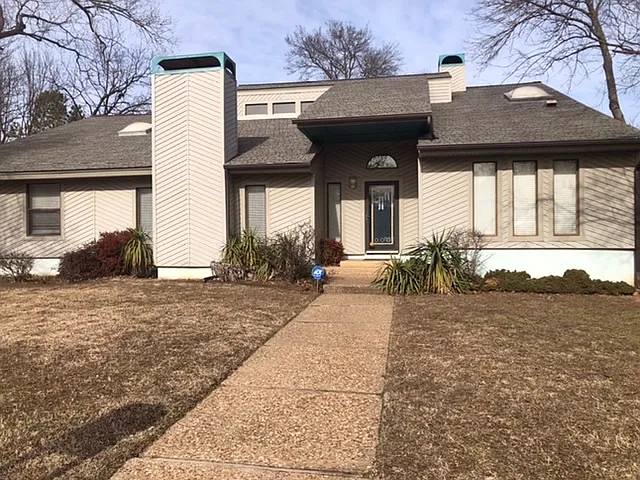 3 bed, 3.0 bath, 3467 sqft, $2,100 — Photo 2