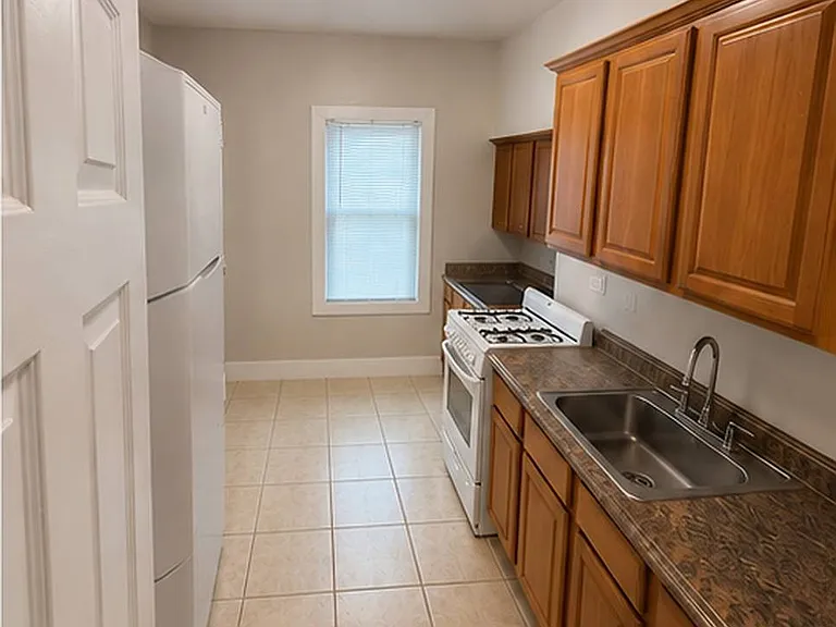 937 Main St #6 — Photo 2