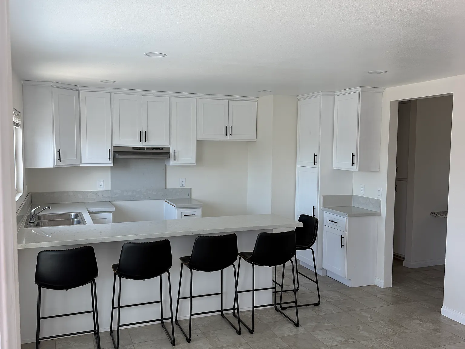 3 bed, 950 sqft, $3,200 — Photo 1