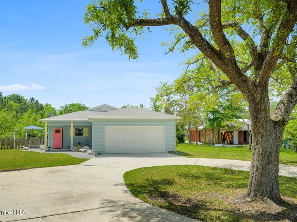 119 Lakeside Dr, Waveland, MS 39576