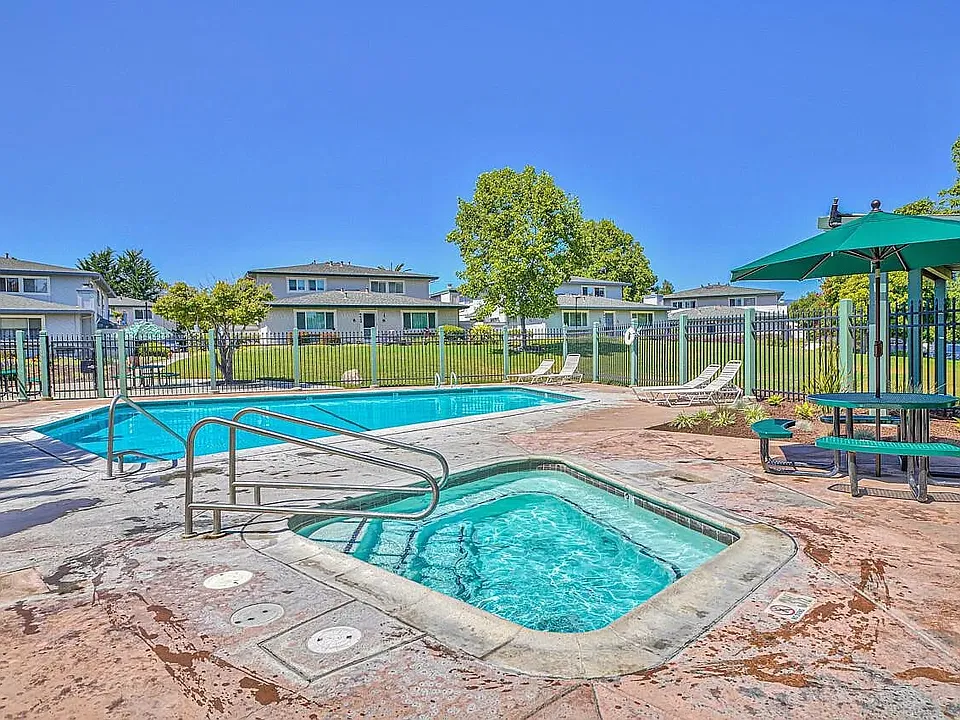 4402 Starboard Ct