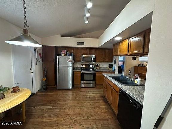 4th image of 620 W WAGNER Court