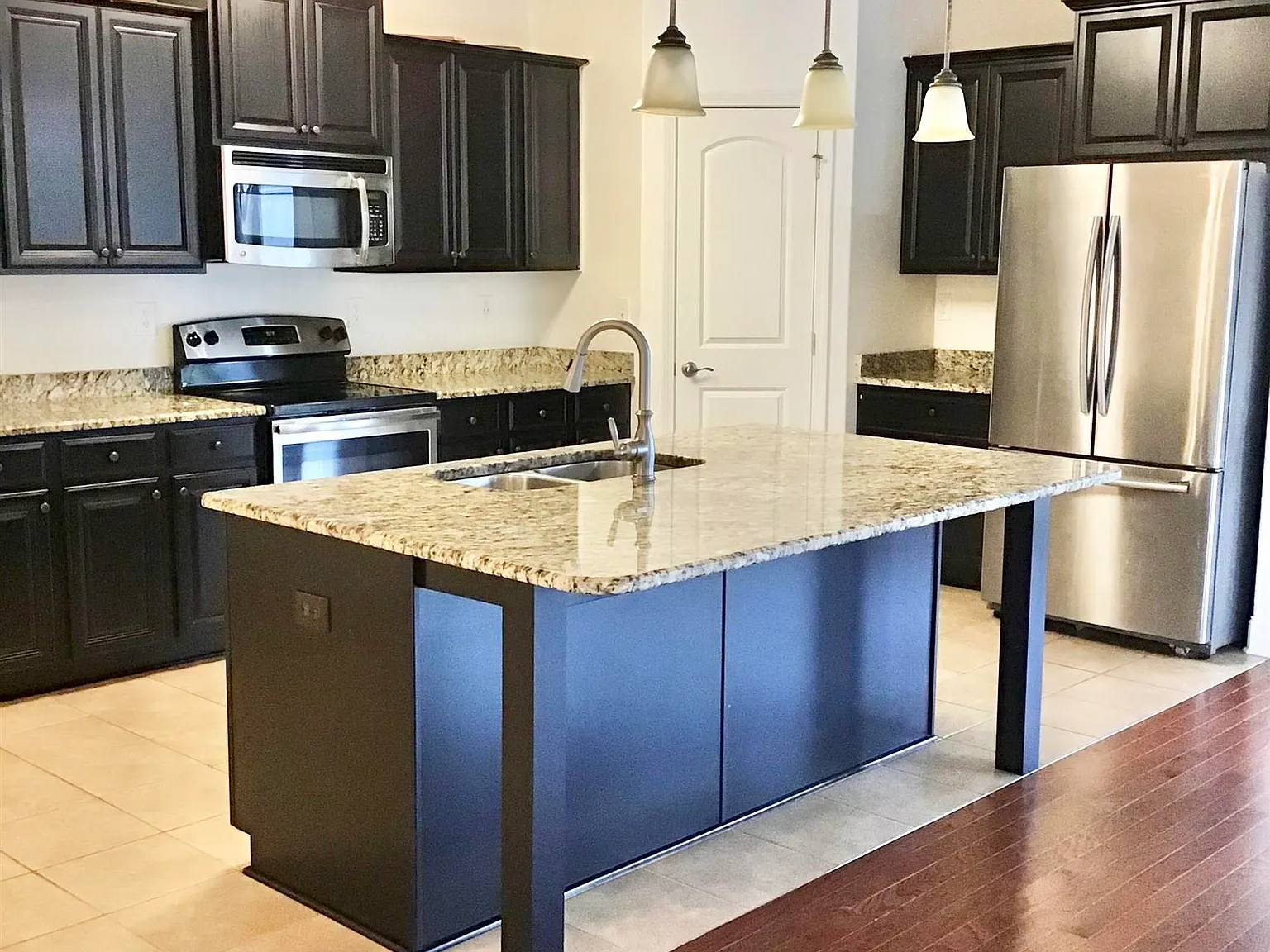 4 bed, 3.0 bath, 2215 sqft, $2,100 — Photo 3