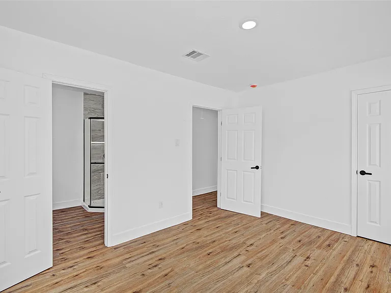 1203 W 6th St — Photo 28
