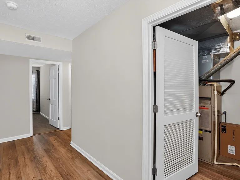 104 Montclair Dr — Photo 17