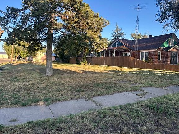 2nd image of 901 Oak Ave