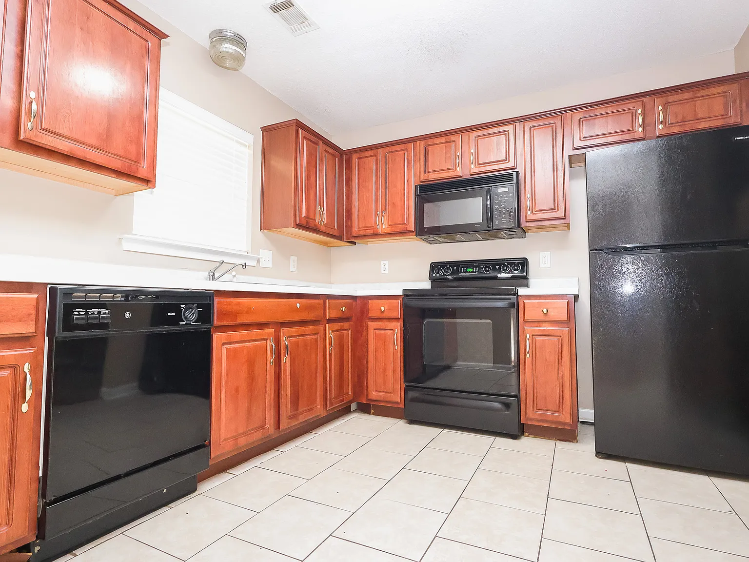 3 bed, 1279 sqft, $1,725 — Photo 3