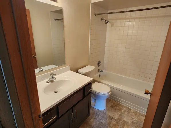 201 W Park Ave, Hartland, WI