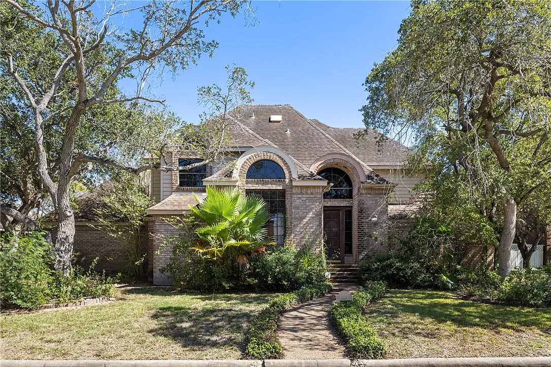 4 bed, 2.5 bath, 2731 sqft, $2,200 — Photo 1