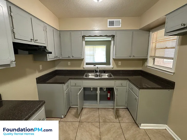 2574 Saint Elmo Ave — Photo 3