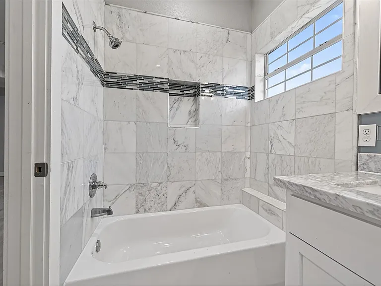 1128 E 24th St — Photo 11