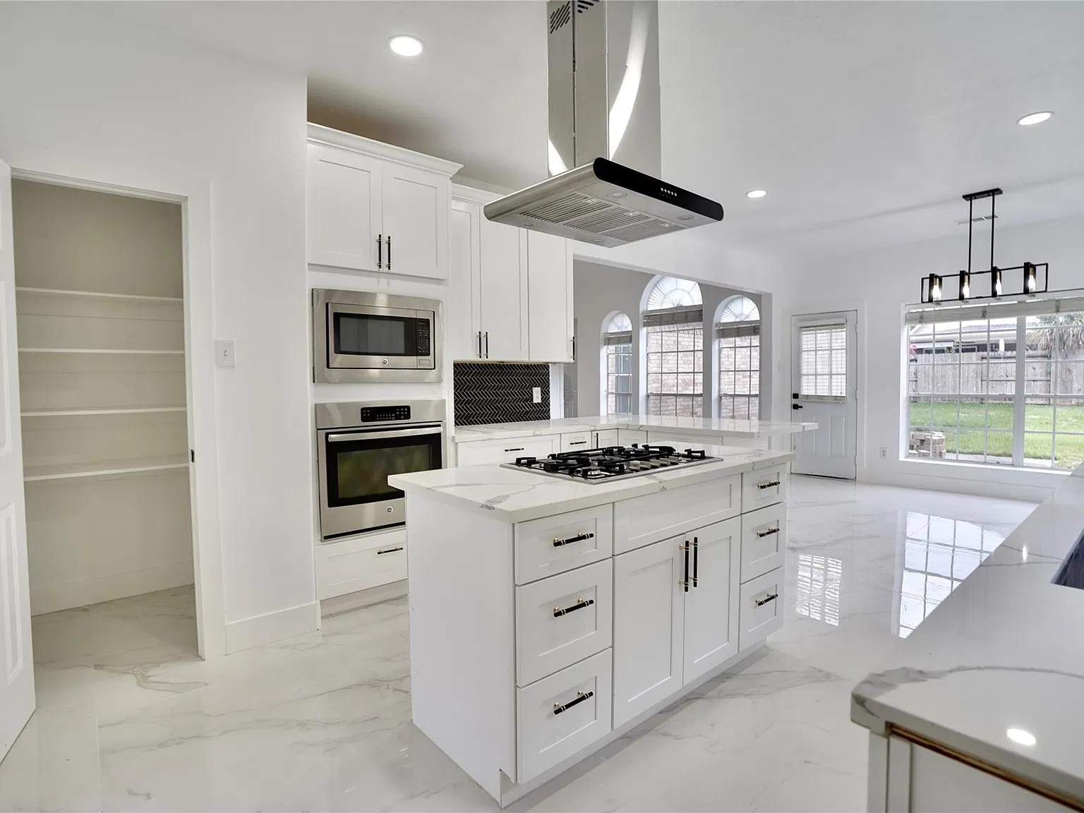 4 bed, 2.5 bath, 3889 sqft, $3,499 — Photo 3