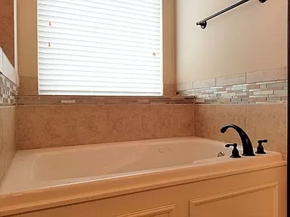 3rd image of 901 Heather Ln