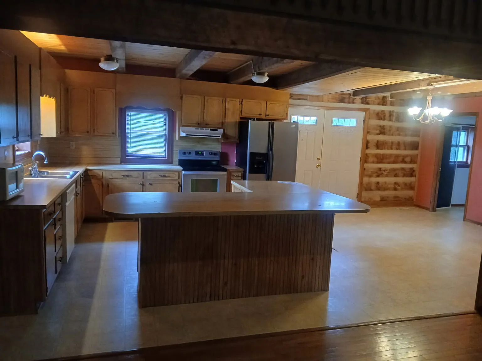 6 bed, 3000 sqft, $2,300 — Photo 1