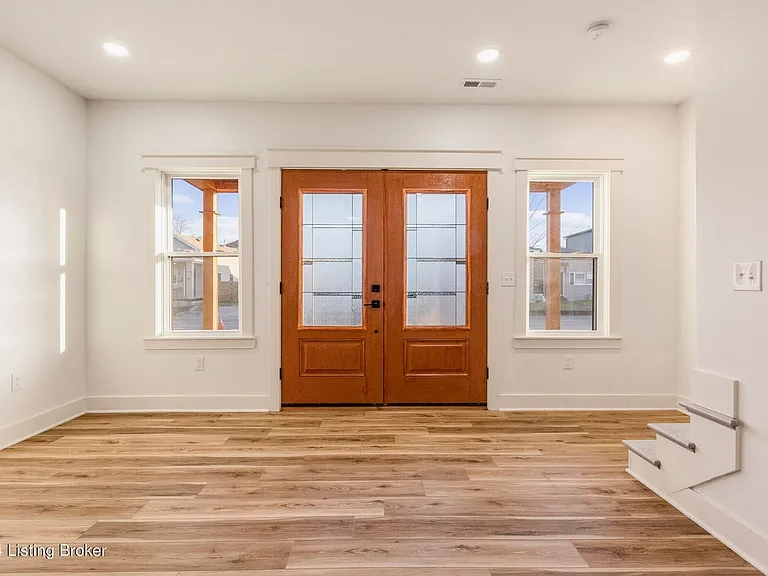923 E Oak St — Photo 31