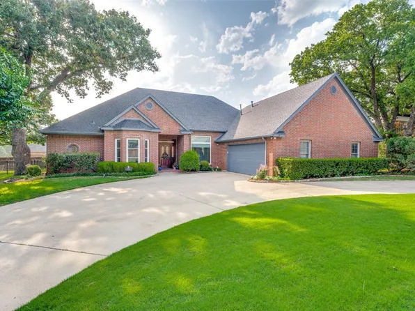 1313 Woodlake Dr, Corinth, TX 76210