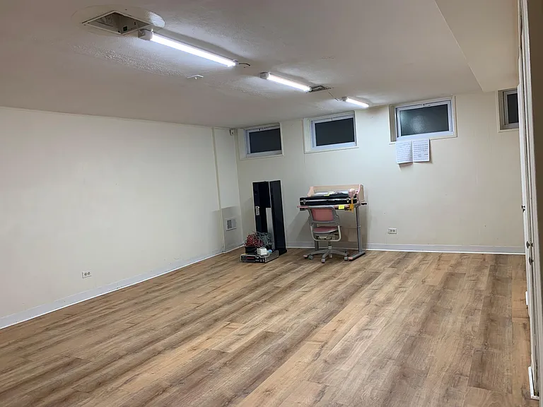 Finished basement (sports room)