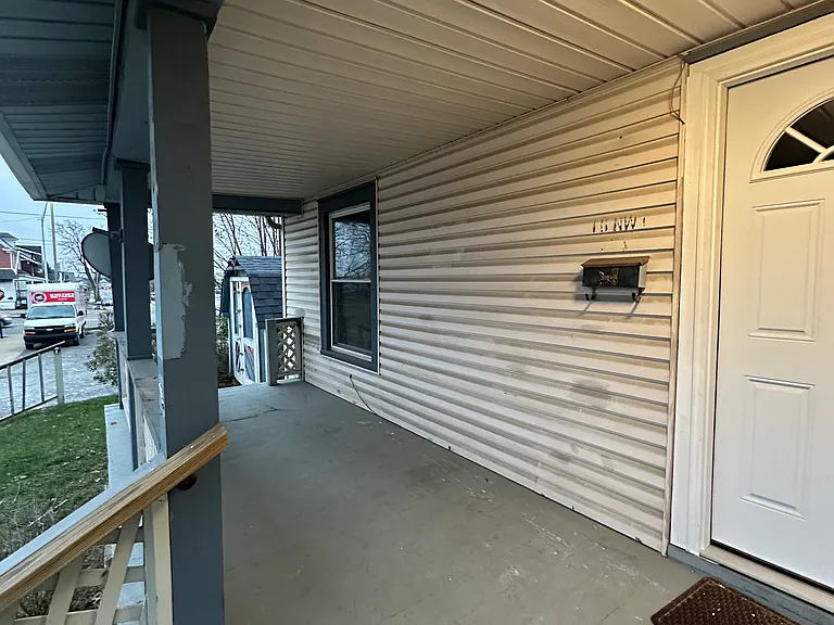 111 Arlington Ave NW — Photo 2